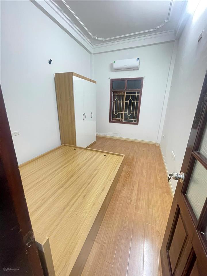 Cho thuê nhà riêng phố sài đồng, ô tô đỗ cửa, dt 40m2 x 4.5 tầng, mt 3.5m, 6 ngủ, giá 12,5 triệu/th
