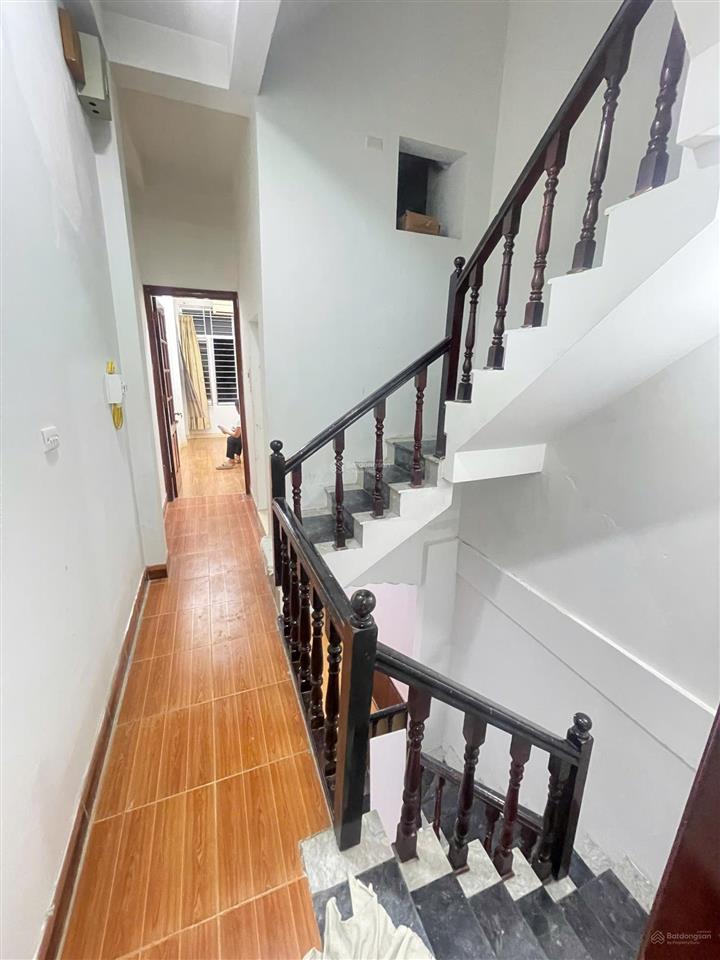 Cho thuê nhà riêng phố sài đồng, ô tô đỗ cửa, dt 40m2 x 4.5 tầng, mt 3.5m, 6 ngủ, giá 12,5 triệu/th