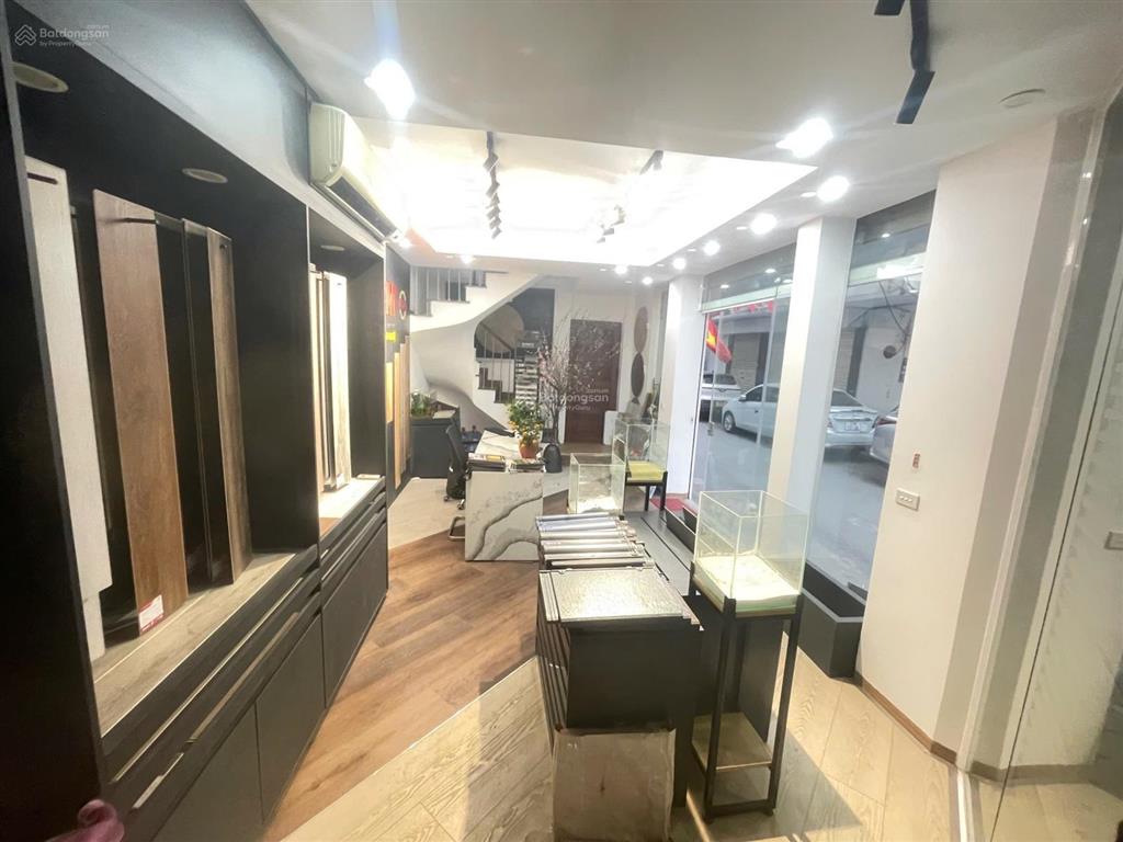 Cho thuê gấp nhà mặt phố 204 võ chí công, 55 triệu, 300 m2 đẹp, nhiều tiện ích
