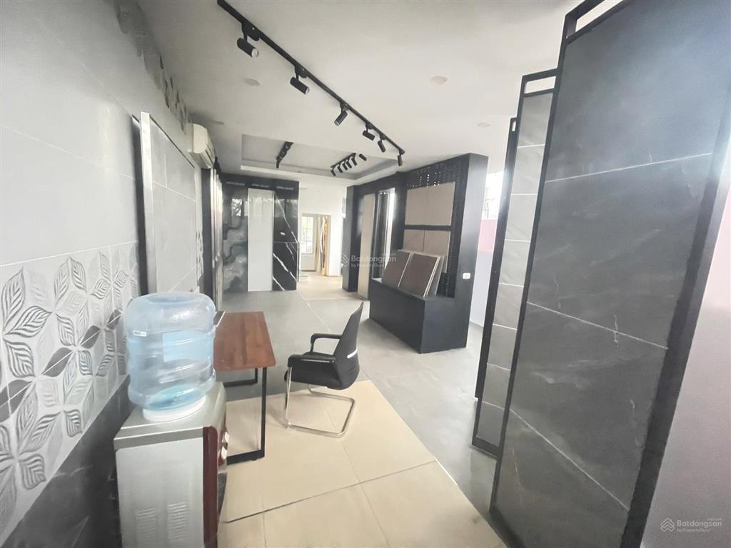 Cho thuê gấp nhà mặt phố 204 võ chí công, 55 triệu, 300 m2 đẹp, nhiều tiện ích