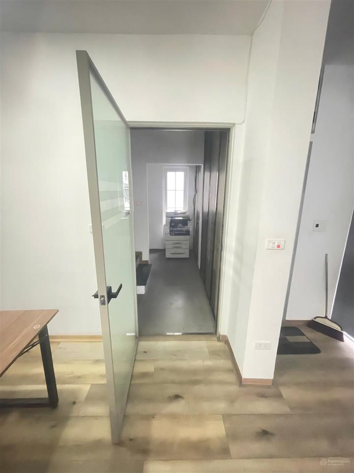 Cho thuê gấp nhà mặt phố 204 võ chí công, 55 triệu, 300 m2 đẹp, nhiều tiện ích