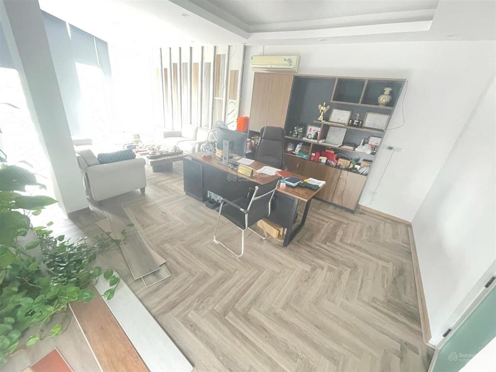 Cho thuê gấp nhà mặt phố 204 võ chí công, 55 triệu, 300 m2 đẹp, nhiều tiện ích