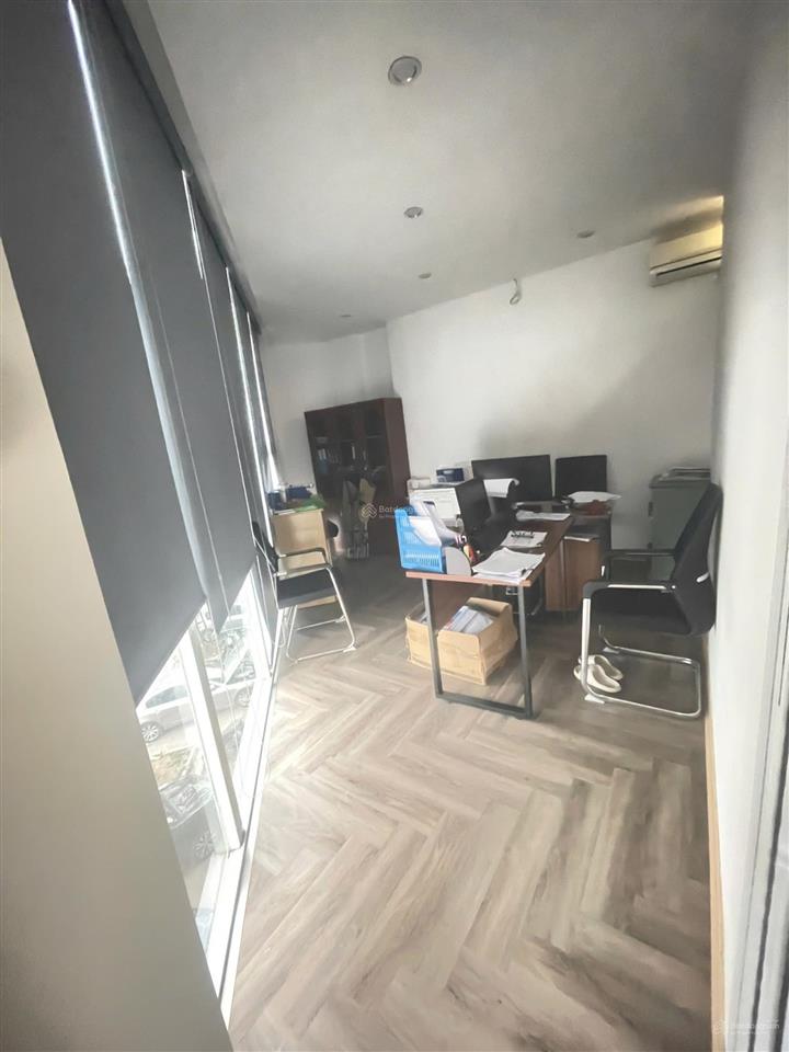 Cho thuê gấp nhà mặt phố 204 võ chí công, 55 triệu, 300 m2 đẹp, nhiều tiện ích