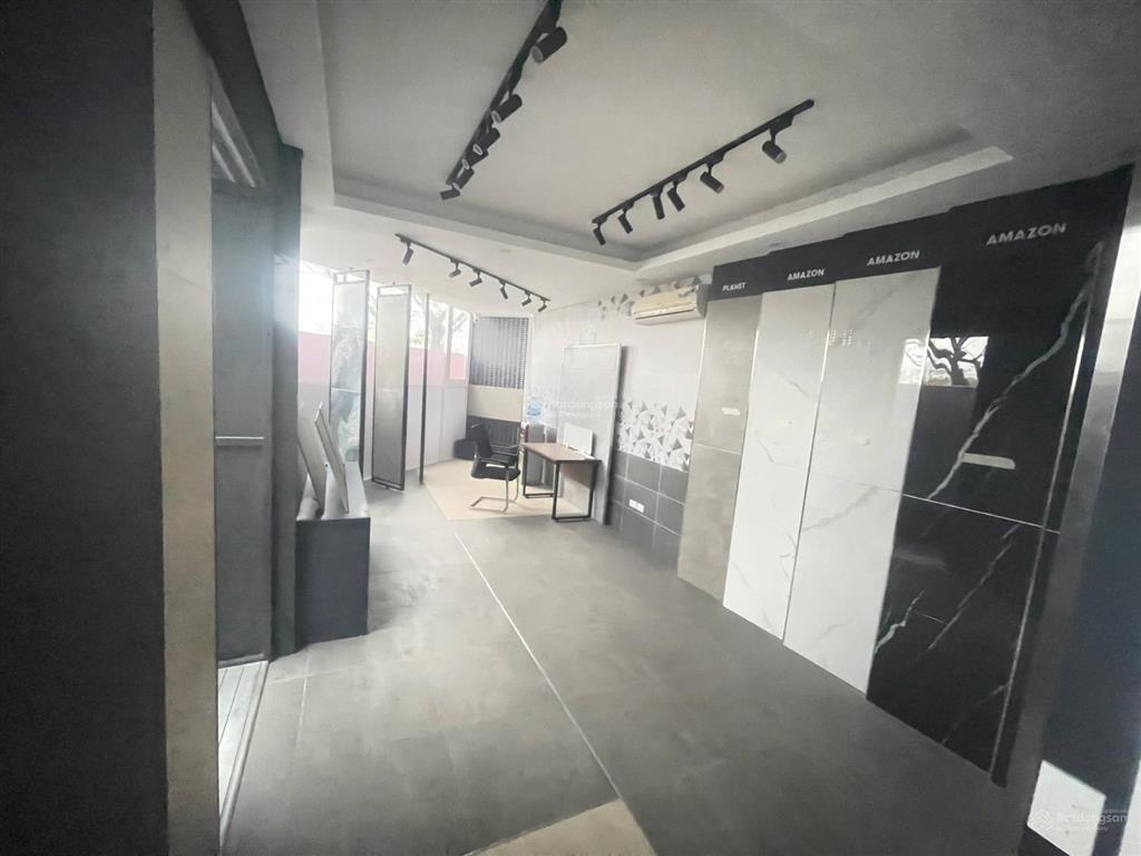 Cho thuê gấp nhà mặt phố 204 võ chí công, 55 triệu, 300 m2 đẹp, nhiều tiện ích