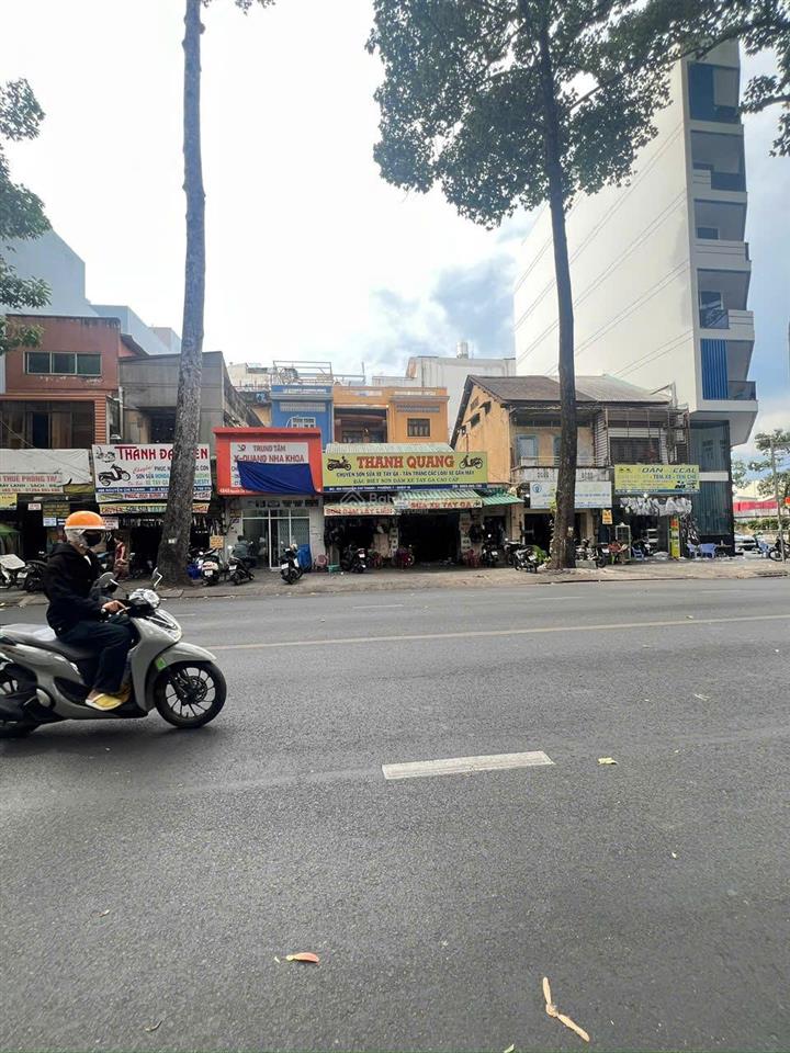 Mặt tiền cấp 4 đường nguyễn chí thanh, p.7, quận 10. dt 8*30m. đối diện bệnh viện chợ rẫy