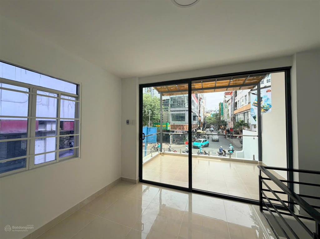 Bán nhà góc 2 mặt tiền rẻ nhất đường sư vạn hạnh. dt 4*17m. sẵn 2 tầng, hđt 60tr/tháng