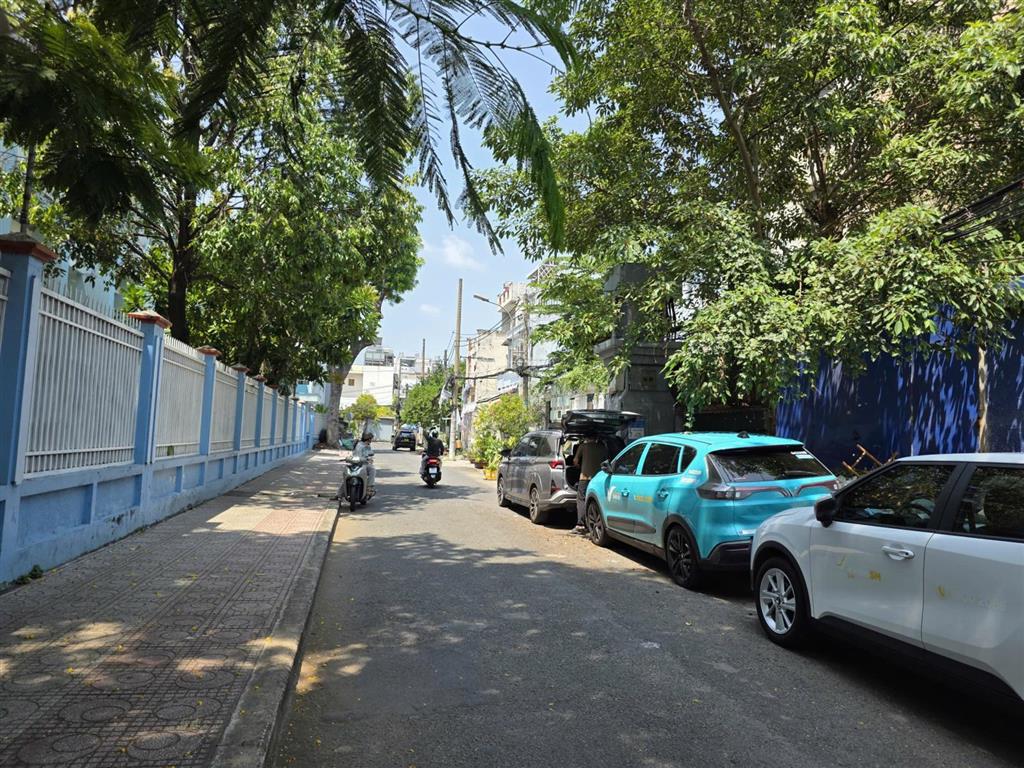 Khuôn đất lớn hiếm. bán nhà nát hẻm xe tải 8m đường cách mạng tháng tám. dt 13.5*25m. chỉ 58 tỷ