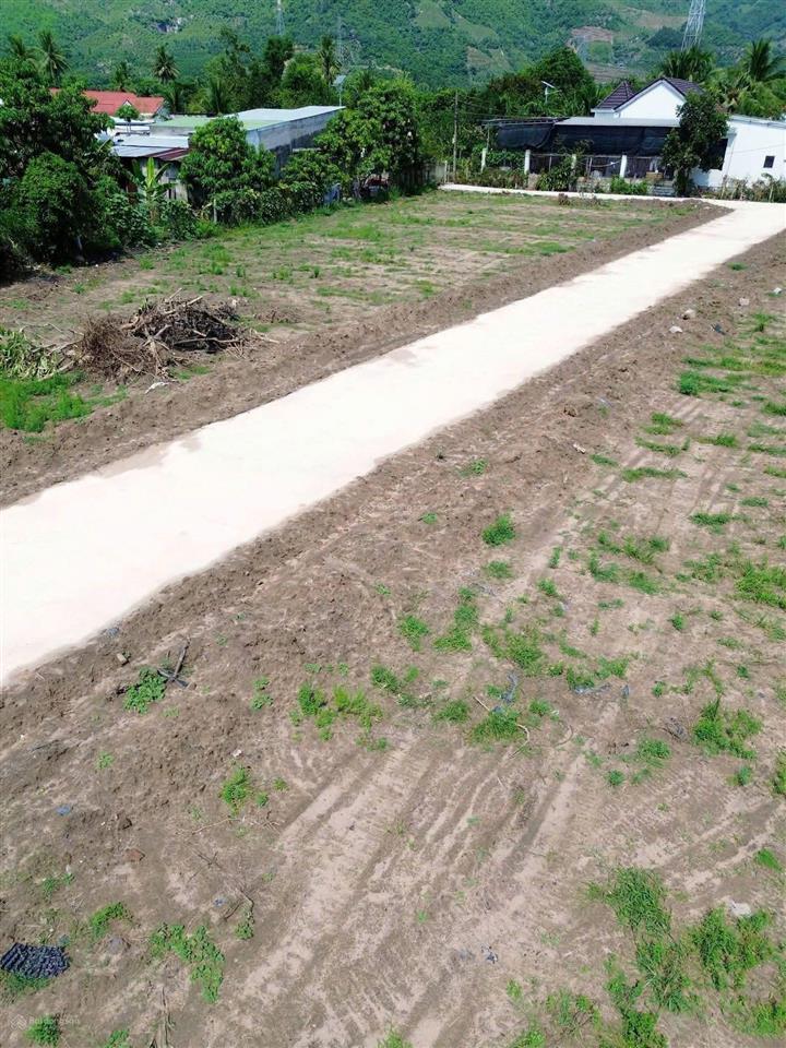 Sót  lô góc 3 mặt tiền suối cát  70m² full thổ  400tr  0333 039 ***