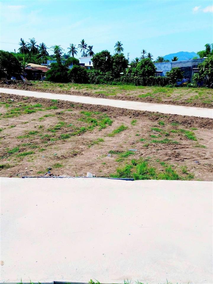 Sót  lô góc 3 mặt tiền suối cát  70m² full thổ  400tr  0333 039 ***