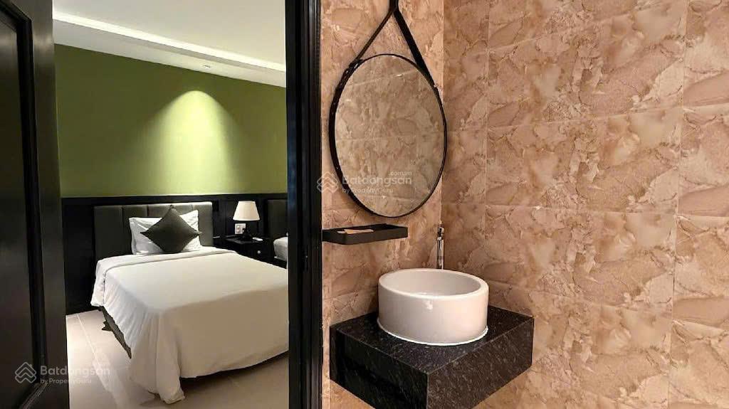 Bán khách sạn trung tâm phố tây nha trang  mặt tiền nguyễn thị minh khai  dòng tiền 120tr/tháng