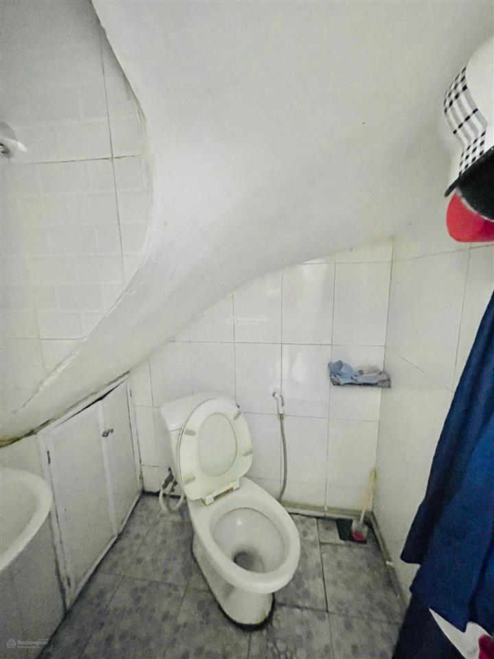 Cho thuê nhà riêng tại ngõ 130 tân mai với 3 tầng, 2pn, 3wc, giá thuê 8tr có tl