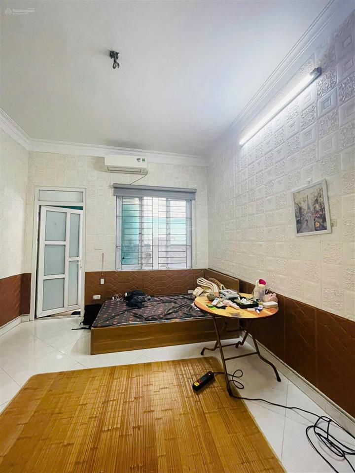 Cho thuê nhà riêng tại ngõ 130 tân mai với 3 tầng, 2pn, 3wc, giá thuê 8tr có tl