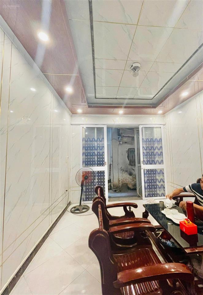Cho thuê nhà riêng tại ngõ 130 tân mai với 3 tầng, 2pn, 3wc, giá thuê 8tr có tl