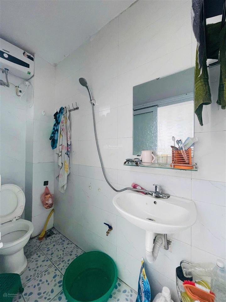 Cho thuê nhà riêng tại ngõ 130 tân mai với 3 tầng, 2pn, 3wc, giá thuê 8tr có tl
