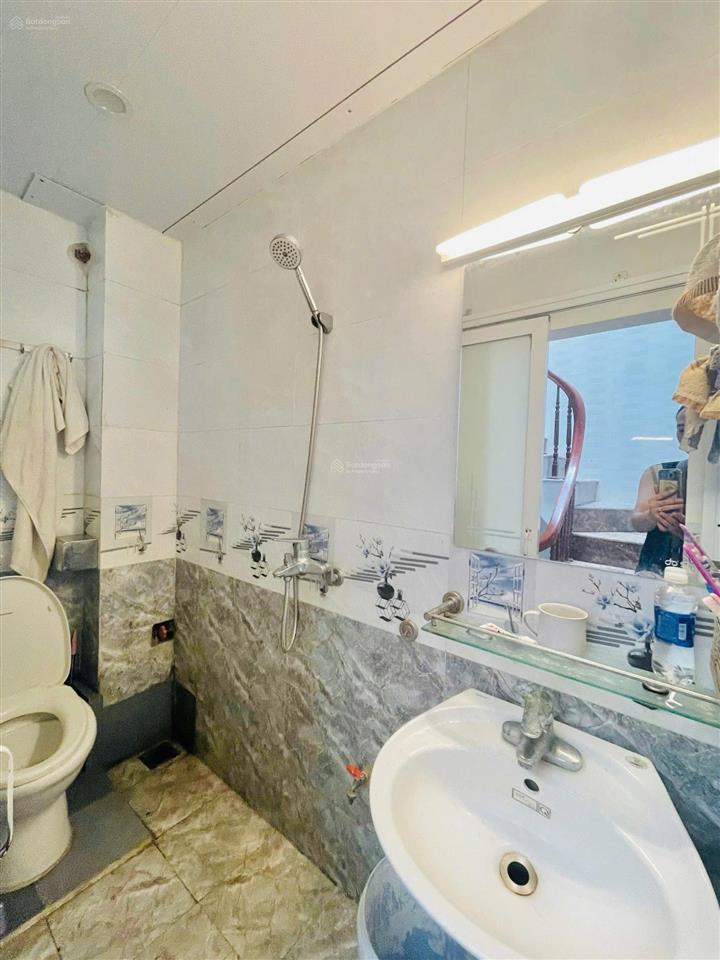 Cho thuê nhà riêng tại ngõ 130 tân mai với 3 tầng, 2pn, 3wc, giá thuê 8tr có tl