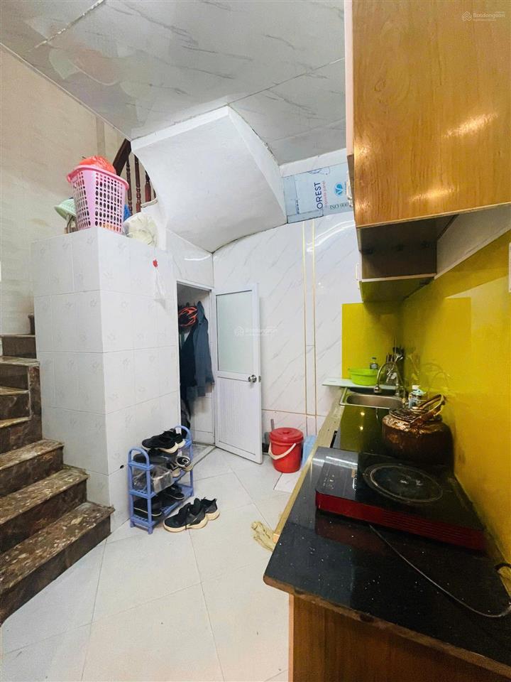 Cho thuê nhà riêng tại ngõ 130 tân mai với 3 tầng, 2pn, 3wc, giá thuê 8tr có tl