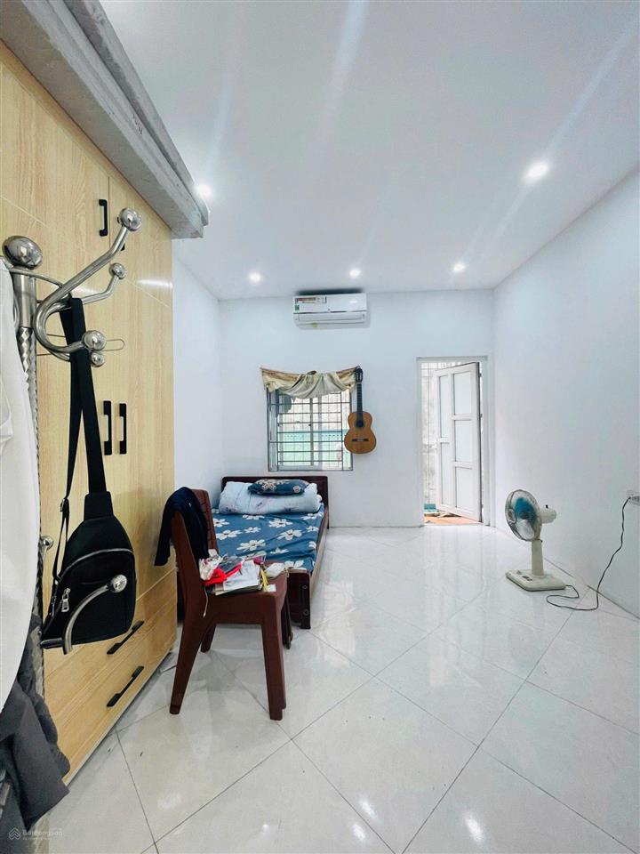 Cho thuê nhà riêng tại ngõ 130 tân mai với 3 tầng, 2pn, 3wc, giá thuê 8tr có tl