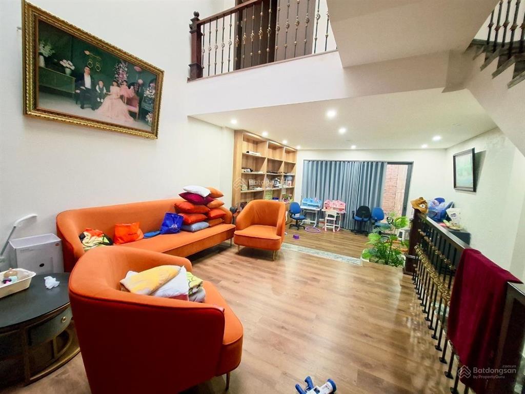 Bán nhà mặt ngõ ô tô tránh, phố hoàng cầu, dt 130m2, mt 8,5m, 3 tầng, 42 tỷ