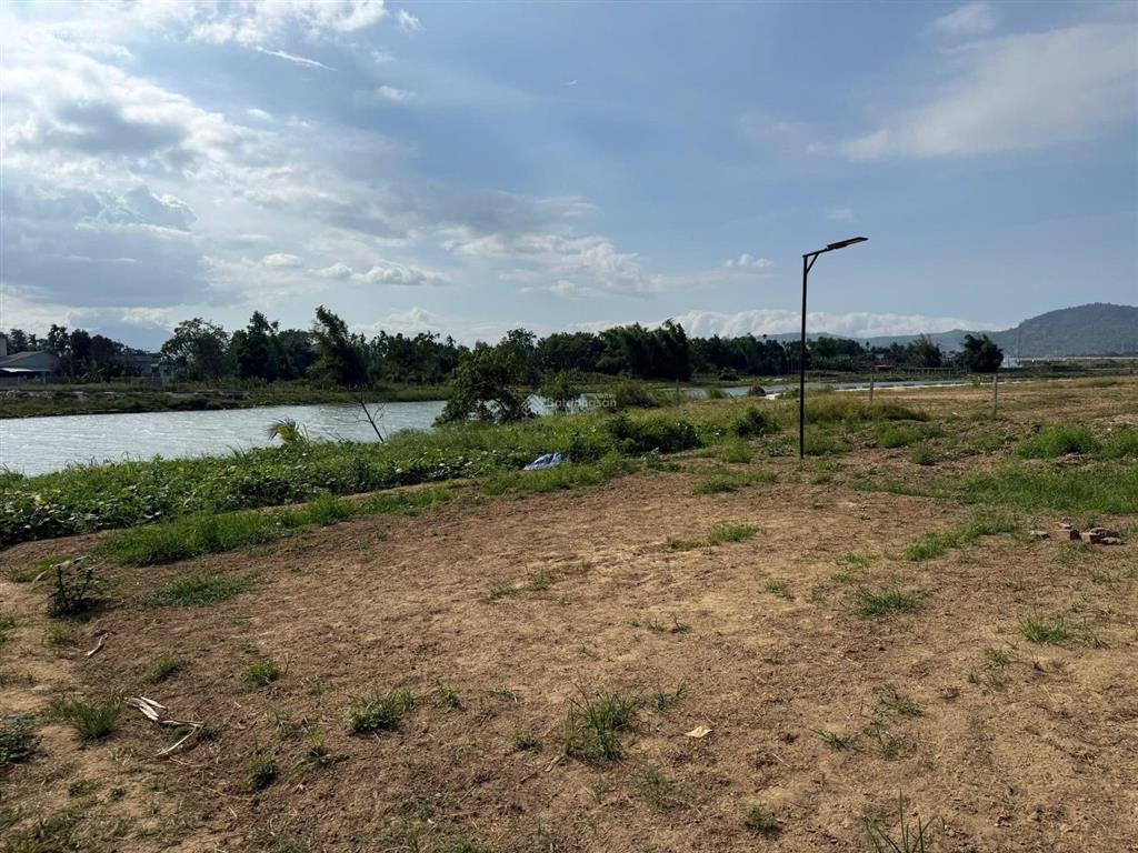 Đất view sông yên thôn thạch bồ, 300m2 có 210m2 đất ở.