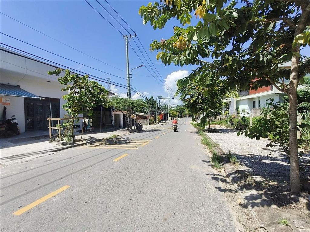 Đất mặt tiền đường nhựa dh2 cũ gần chợ hòa phú, 100m2 ngang 5m
