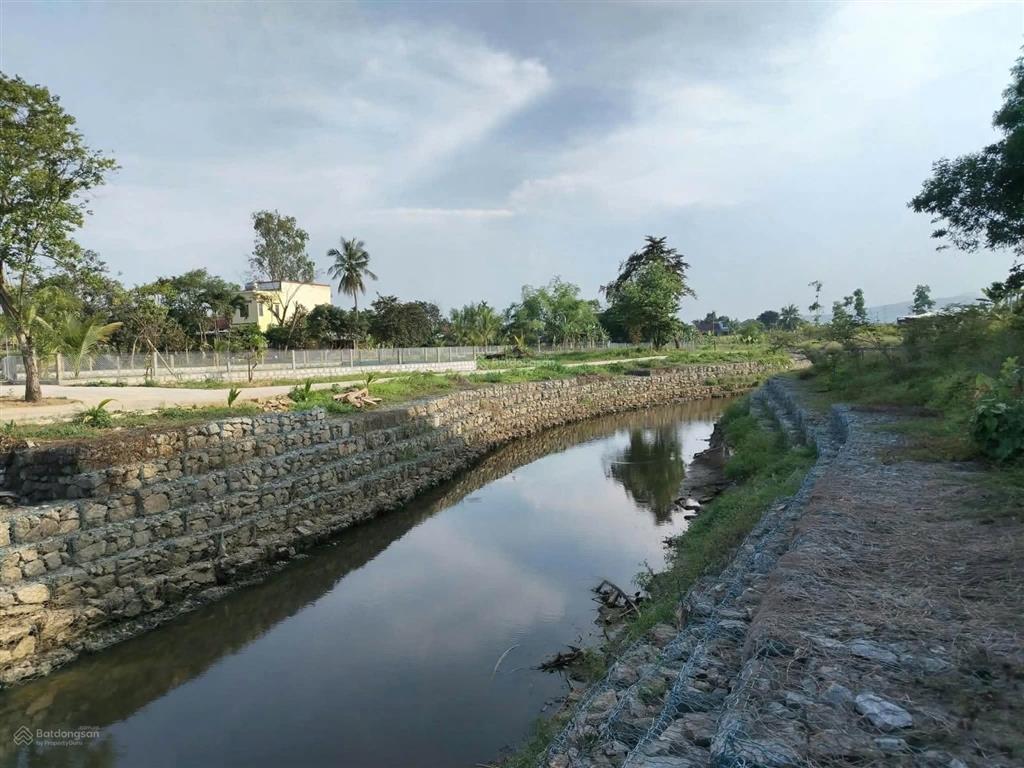 Đất trồng cây hằng năm 390m2, có suối sau lưng gần nhà dân ở