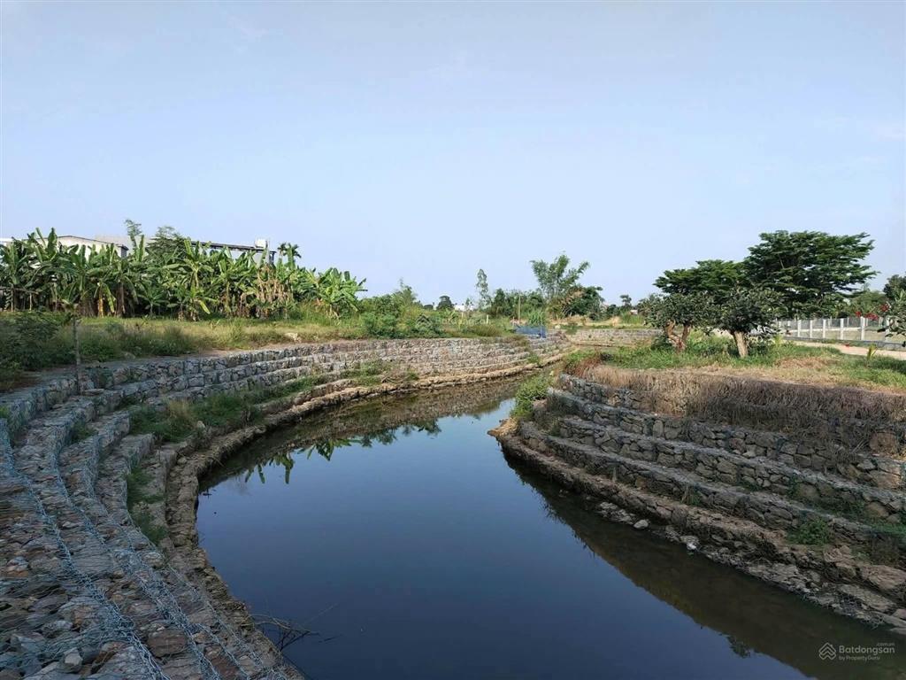 Đất trồng cây hằng năm 390m2, có suối sau lưng gần nhà dân ở
