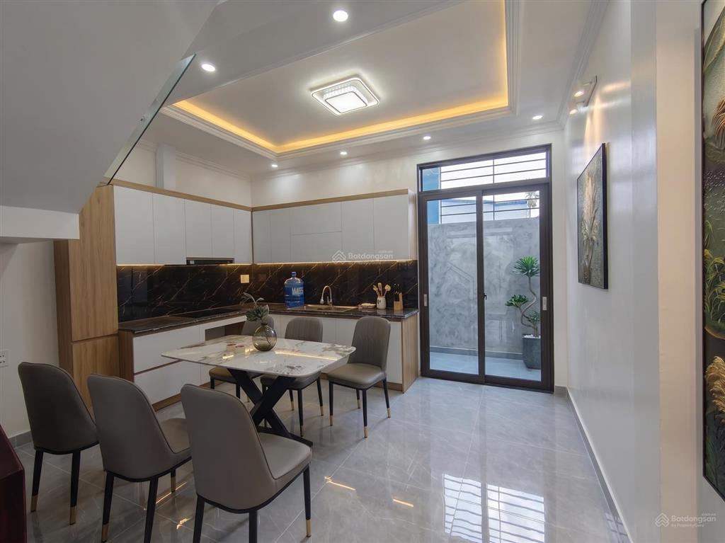 Nhà công viên lương quán 3 tầng giá 2 tỉ 39