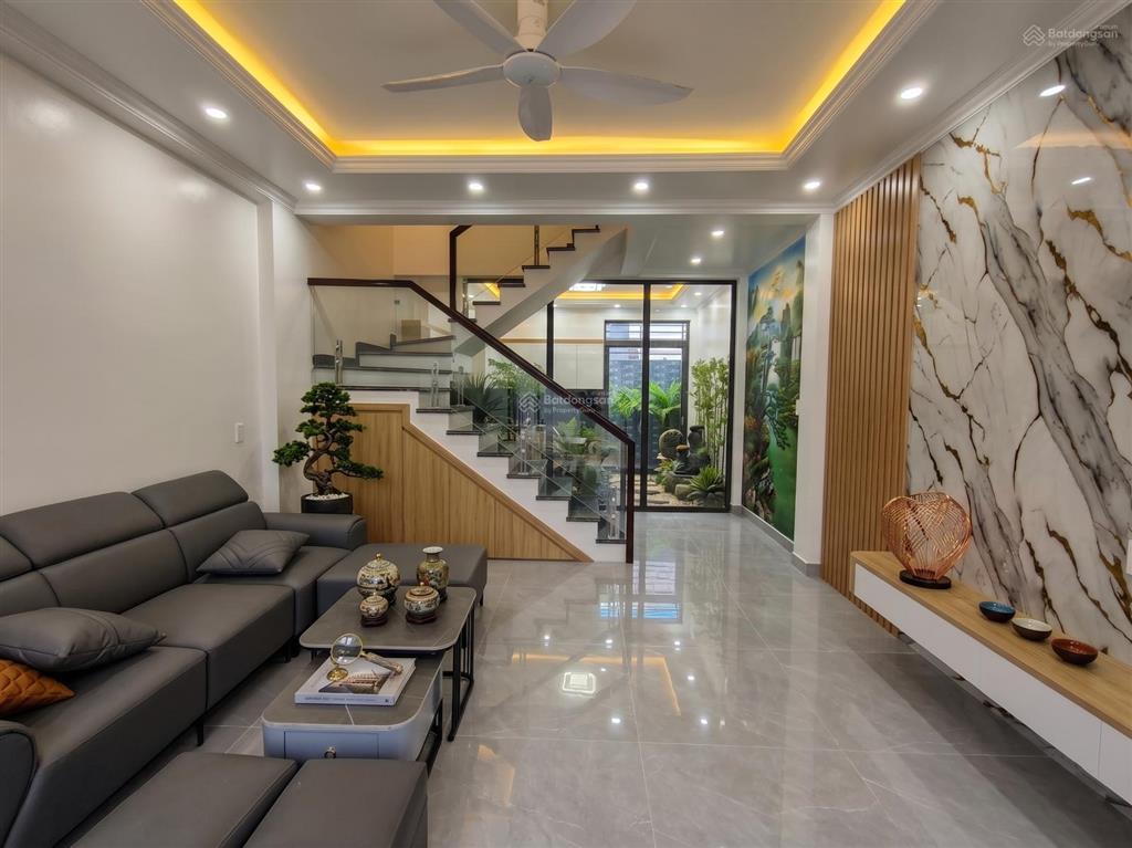 Nhà công viên lương quán 3 tầng giá 2 tỉ 39
