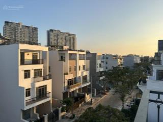 Chủ cần bán nhà liên kế 1 hầm 1 trệt 2 lầu 1 tum, đang cho thuê giá 44tr/tháng