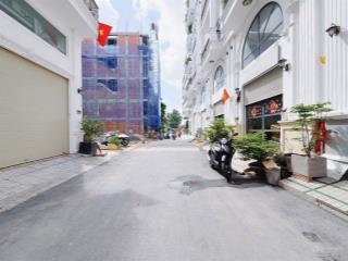Đất đường 8m trải nhựa hoàng quốc việt q.7