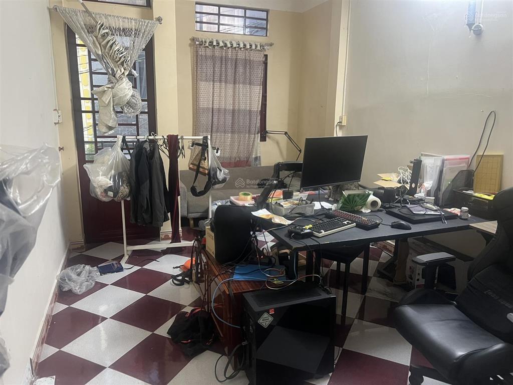 Nhà cho người trung niên hoặc người già, 2 mặt hẻm, 2pn, 2wc, 70m2 tại lê văn lương, giá 5,3 tỷ