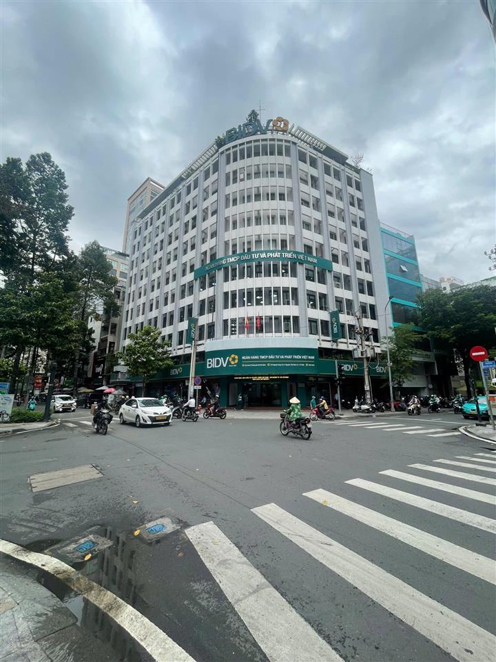 Hàng kín ! bán gấp mặt tiền ngay hậu giang dt 5x25m. nh 5.4m. 2 tầng tiện xây mới. giá 21.5 tỷ