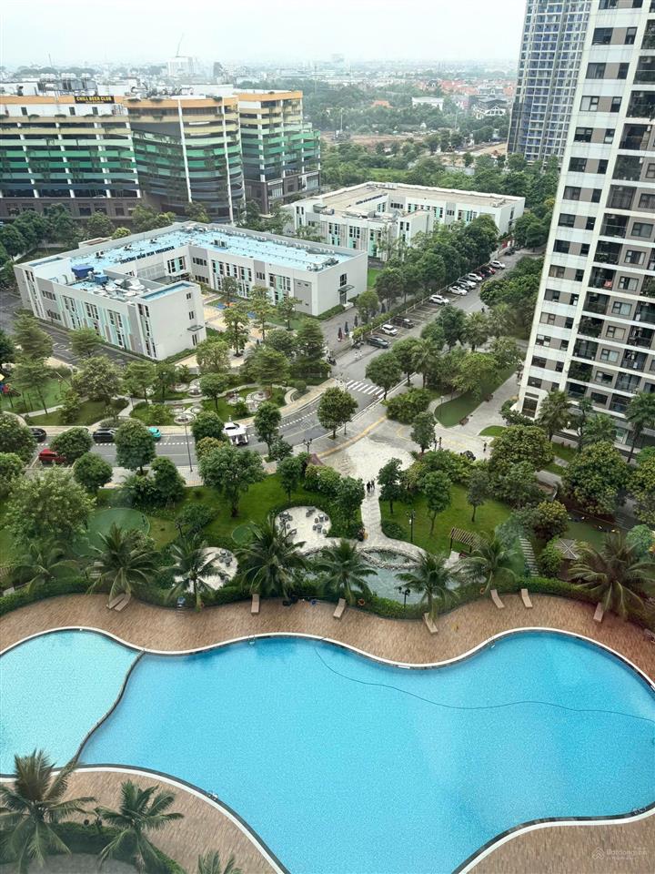 Chủ cần bán gấp căn góc 2n+ 64m2 view bể bơi, tầng trung tòa i1, full nội thất đẹp, sổ đỏ sẵn có