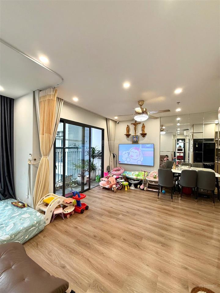 Chủ cần bán gấp căn góc 2n+ 64m2 view bể bơi, tầng trung tòa i1, full nội thất đẹp, sổ đỏ sẵn có