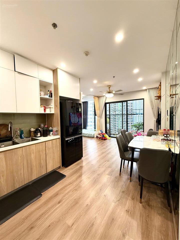 Chủ cần bán gấp căn góc 2n+ 64m2 view bể bơi, tầng trung tòa i1, full nội thất đẹp, sổ đỏ sẵn có