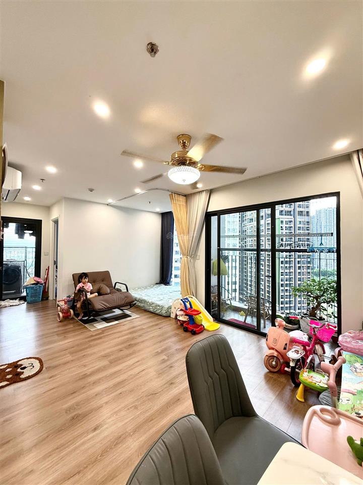 Chủ cần bán gấp căn góc 2n+ 64m2 view bể bơi, tầng trung tòa i1, full nội thất đẹp, sổ đỏ sẵn có