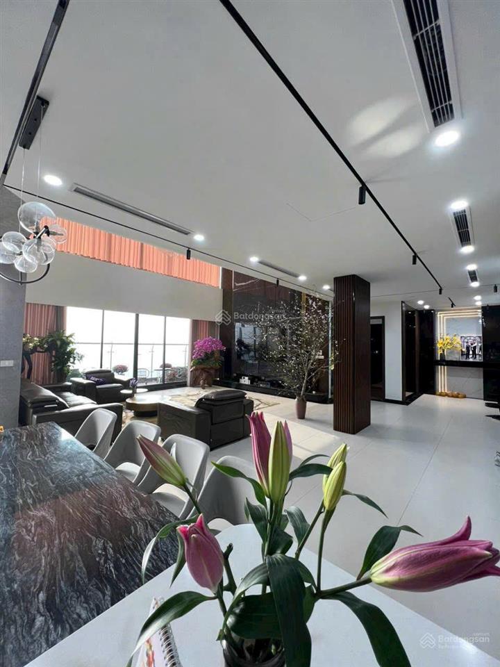 Penhouse siêu vip 351m2, tk 6pn, nội thất nhập khẩu, view thoáng mát, sổ sẵn, giá chỉ khoảng 50tr/m