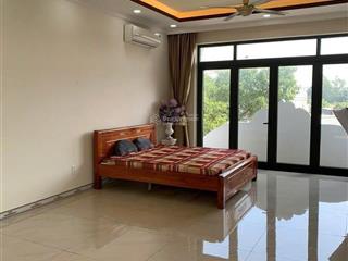 Cho thuê nhà gần trường nguyễn khuyến phú chánh b.
1 trệt 1 lửng 3 lầu 100m,5pn, 6 wc full nội thất