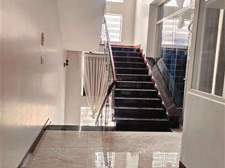 Cho thuê nhà phường hòa phú nhà 1 trệt 3 lầu,dt 8*25,7 máy lạnh , 2 máy giặt ,1 tủ lạnh bếp đầy đủ