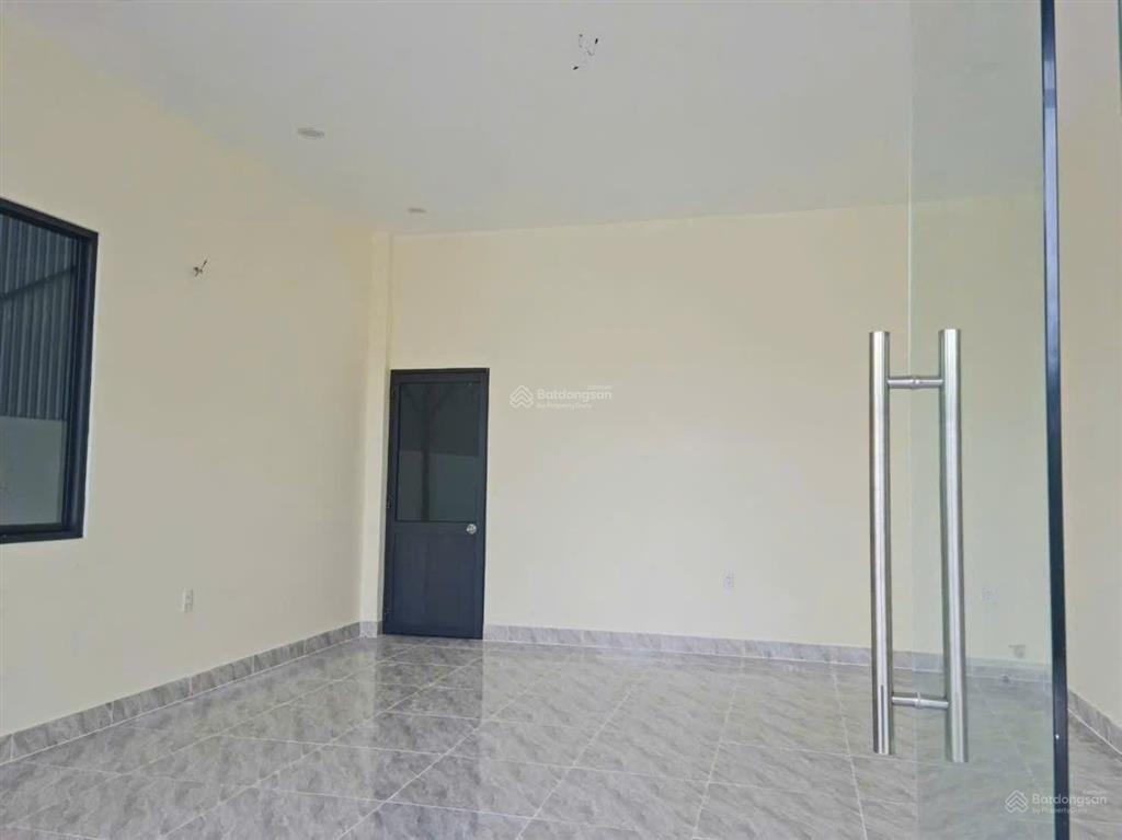 Cho thuê kho bến cát
dt 300m, có 2 văn phòng