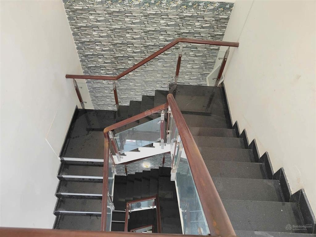 Cho thuê nhà phố unitown 
dt 100m,6 phòng ngủ,5 wc