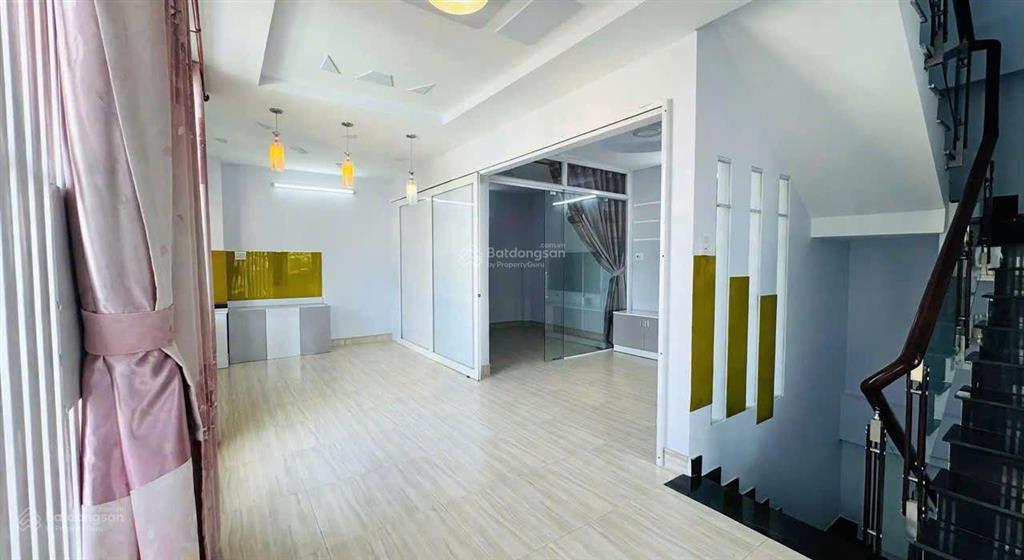 + bán căn góc 2 mặt tiền kdc bình hưng kế bến xe quận 8.
+ đường rộng 8m. dt 6x10 giá 8,3 tỷ