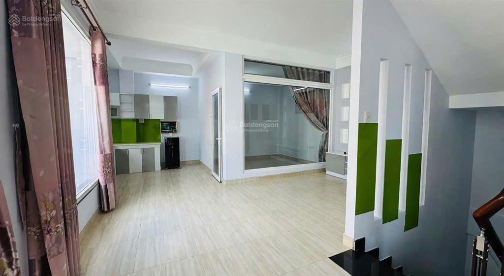 + bán căn góc 2 mặt tiền kdc bình hưng kế bến xe quận 8.
+ đường rộng 8m. dt 6x10 giá 8,3 tỷ