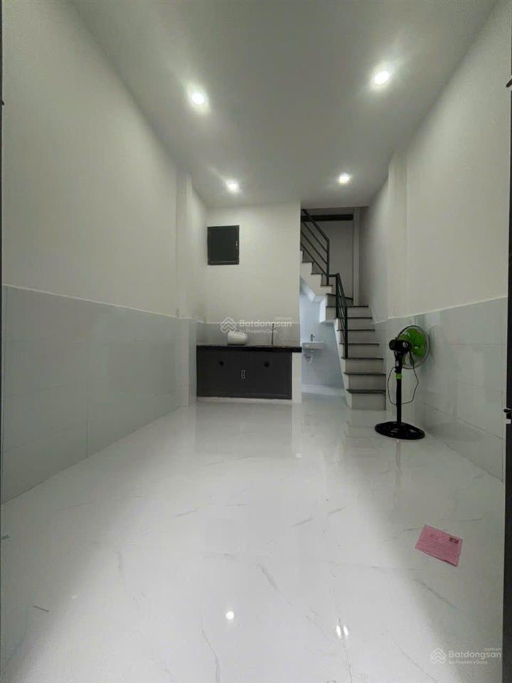 Sổ vuông, không quy hoạch. p6. q8 3.4m dài 5.5m, kết cấu 1 trệt 1 lầu 1 pn. có ban công