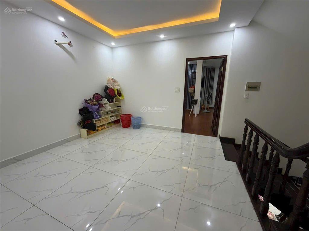 Bán căn nhà kdc phong phú 5. kế bến xe q 8.
+ nhà mới, đẹp. chủ ở lâu đời.
+ dt 4m5 x 18. giá 8 tỷ