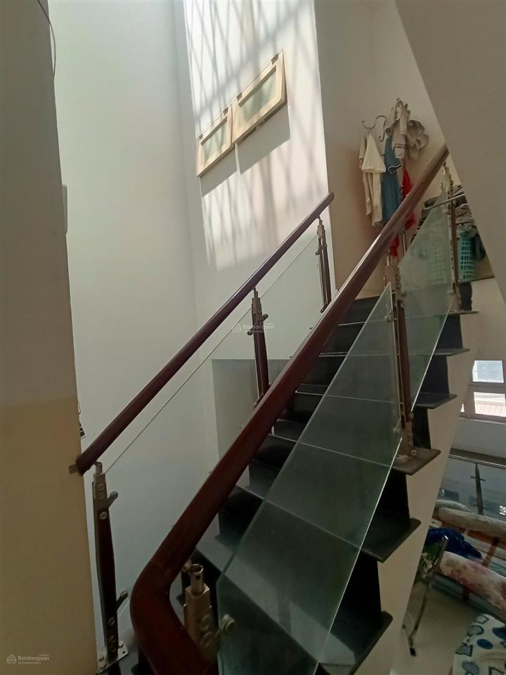 Mặt tiền kinh doanh gần ngã tư bốn xã, 5x19m, 1 trệt 3 lầu đúc, nội thất cao cấp.