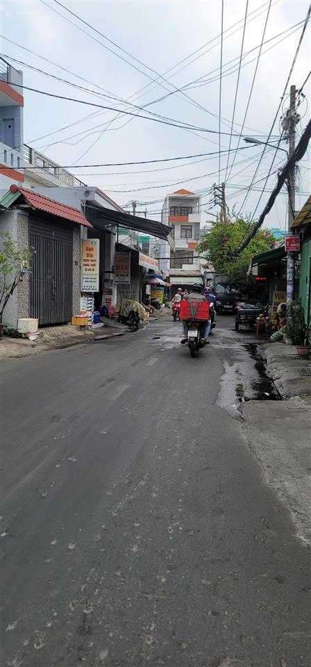 Mặt tiền kinh doanh gần ngã tư bốn xã, 5x19m, 1 trệt 3 lầu đúc, nội thất cao cấp.