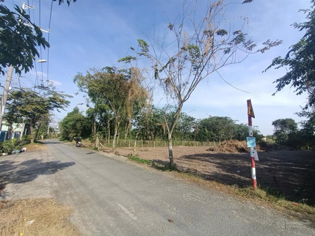 Đất 1/ ngắn đường sông lu, dt gần 1.600m2 (25m x 60m)  thổ cư 300m2