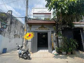 Nhà góc 2mt gần chợ đông thạnh, dt 67m2 ( 4,5m x 15m)  1 lầu  sân đậu xe hơi