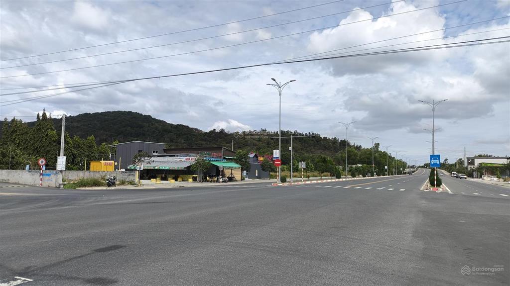 Chủ cần tiền hạ giá 500tr , bán gấp , lô đất 3 mặt tiền đường , sổ hồng riêng ,